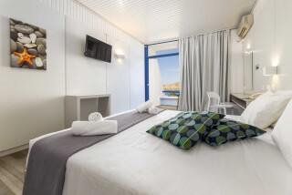 standard room hotel hippocampus bedroom